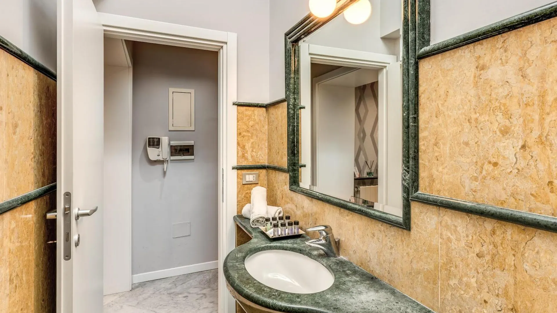 R22 Apartment Rome 0*,
